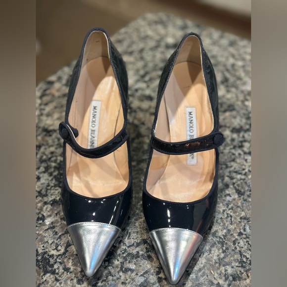 Manolo Blahnik Patent Leather Silver Cap-Toe Mary Jane Pumps - Size 35.5 - Picture 7 of 9